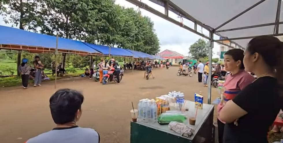 Nghe tin ông Thích Minh Tuệ xuất hiện, người dân đua nhau dựng rạp, mở quán bán hàng