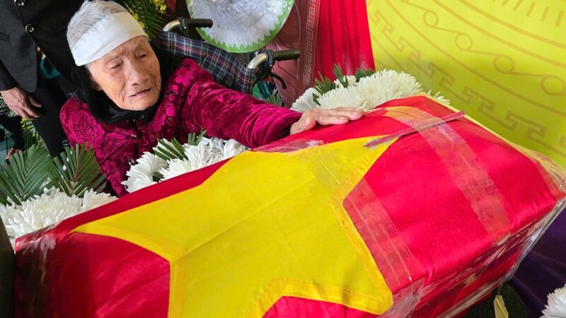 NƯỚC MẮT MẸ LIỆT SĨ 104 TUỔI HƠN NỬA THẾ KỶ ĐAU ĐÁU TÌM MỘ CON…
