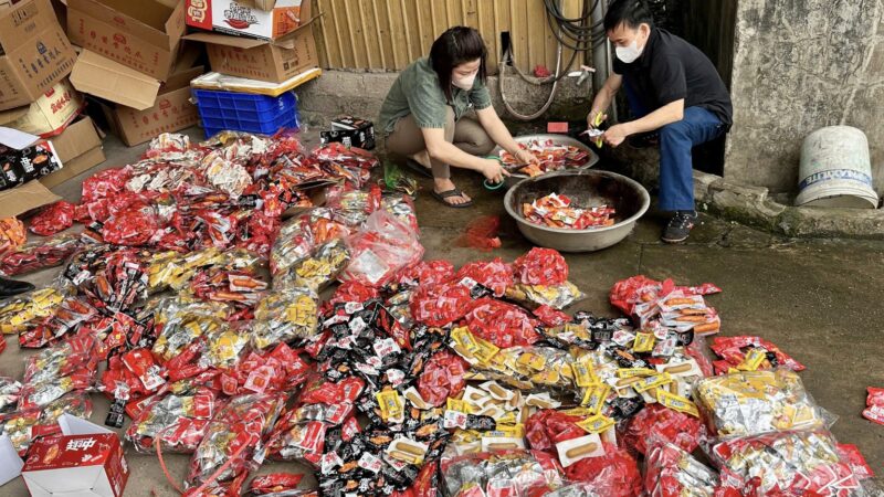 QUÁ SỢ: HÀNG TẤN CHÂN GÀ, CÁNH GÀ, XÚC XÍCH ‘MADE IN CHINA’ BỊ THU GIỮ Ở THÁI NGUYÊN