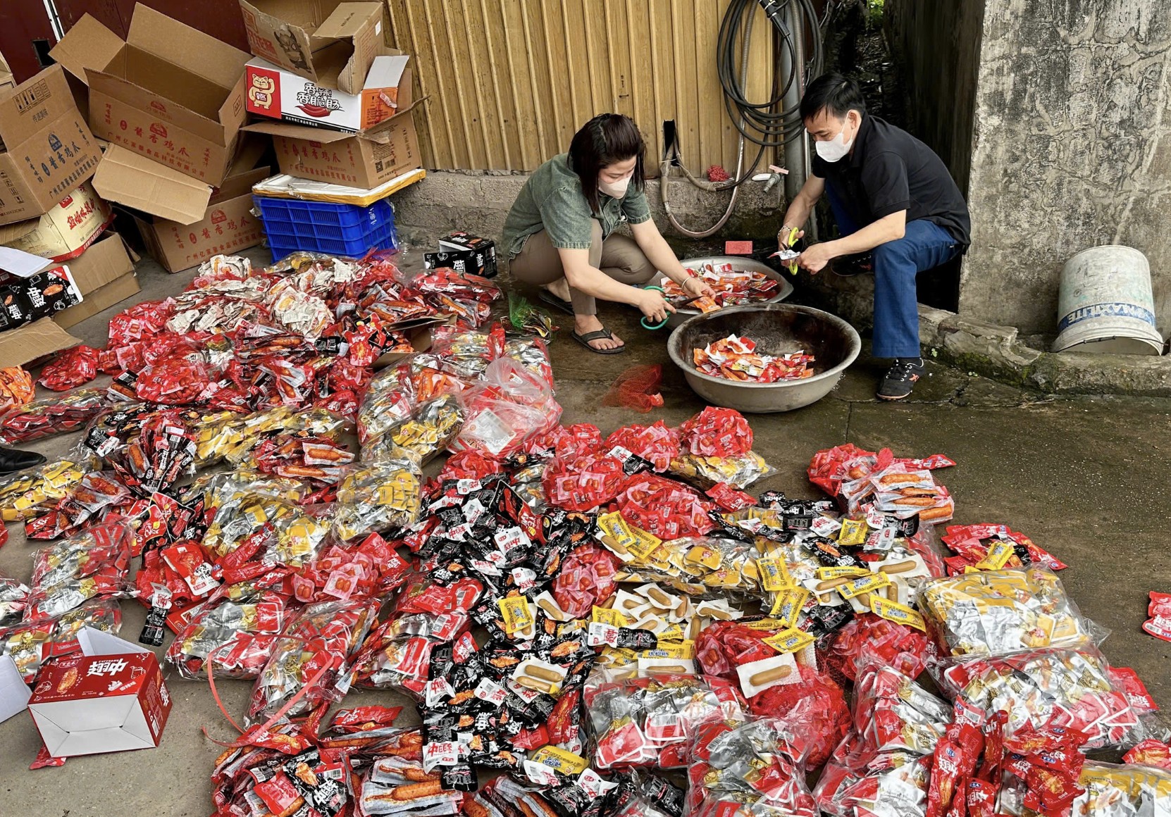 QUÁ SỢ: HÀNG TẤN CHÂN GÀ, CÁNH GÀ, XÚC XÍCH ‘MADE IN CHINA’ BỊ THU GIỮ Ở THÁI NGUYÊN