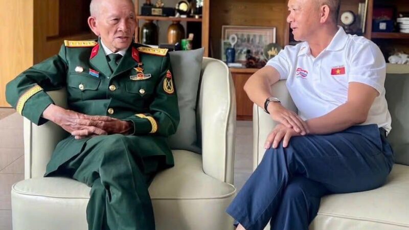 ẤM LÒNG: Cụ Thanh được hỗ trợ toàn bộ chi phí ăn, ở, tham quan … Và thư mời xem diễu binh 30/4