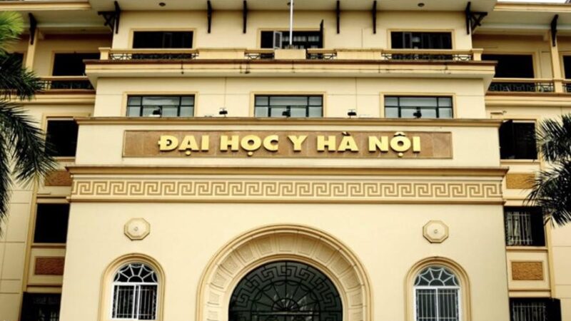Trường Đại học Y Hà Nội cấm sinh viên mặc áo trễ cổ, váy ngắn lộ đầu gối