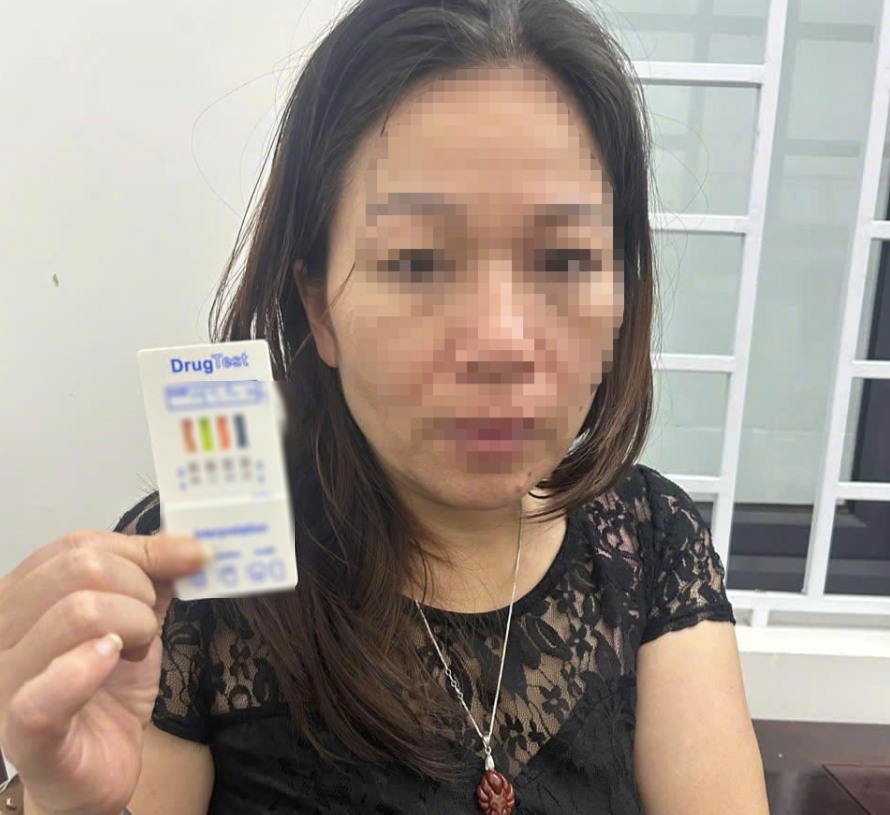 Người phụ nữ U50 ‘bay lắc’ với 2 nam thanh niên trong phòng trọ