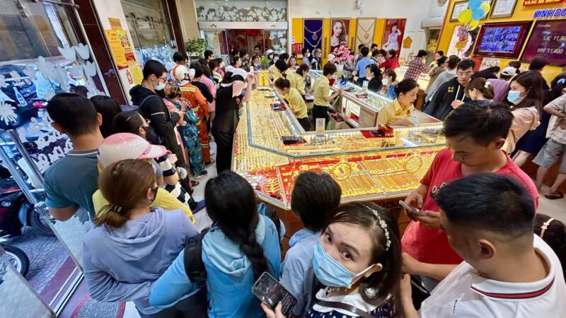 Giá vàng hôm nay tăng vọt lên 125 triệu / lượng