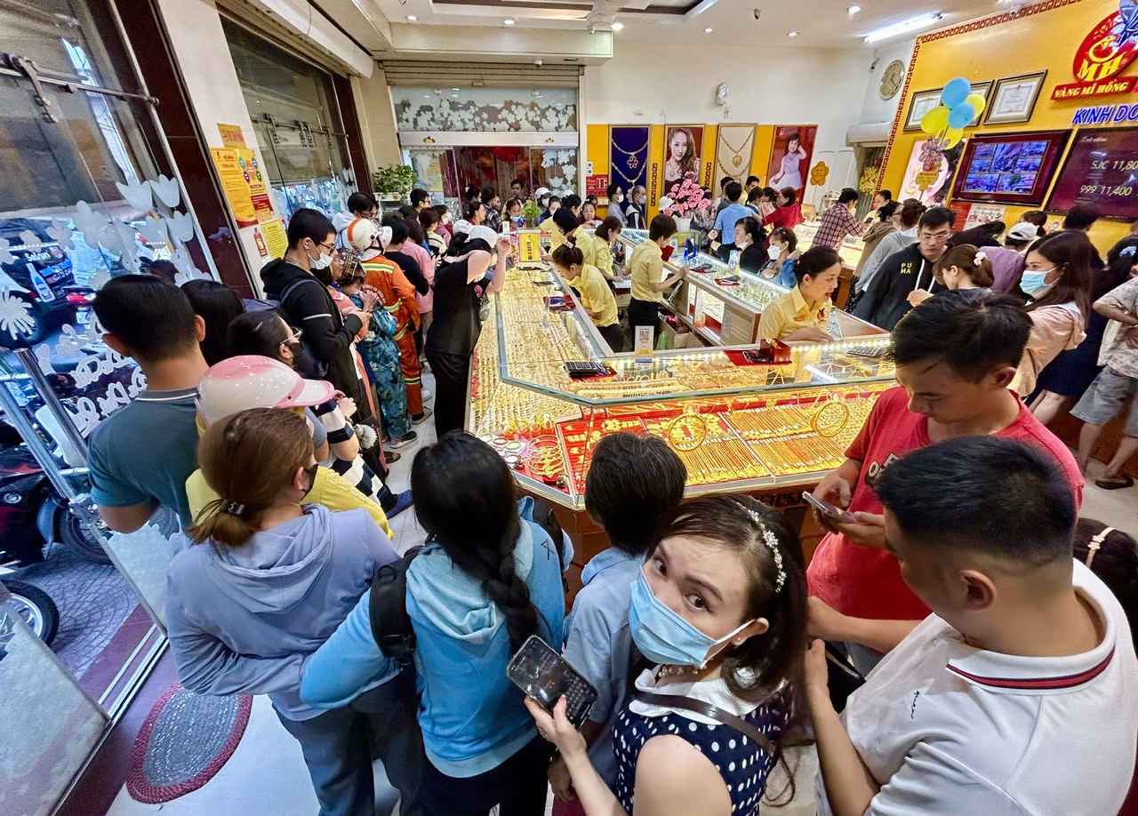 Giá vàng hôm nay tăng vọt lên 125 triệu / lượng