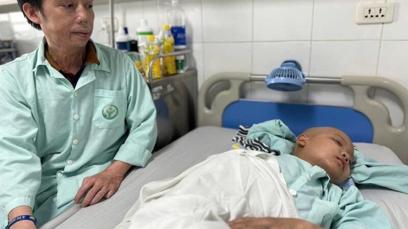 Bố nghèo “cắm” nhà để chữa bệnh ung thư máu cho con trai, gánh nợ cả tỷ đồng