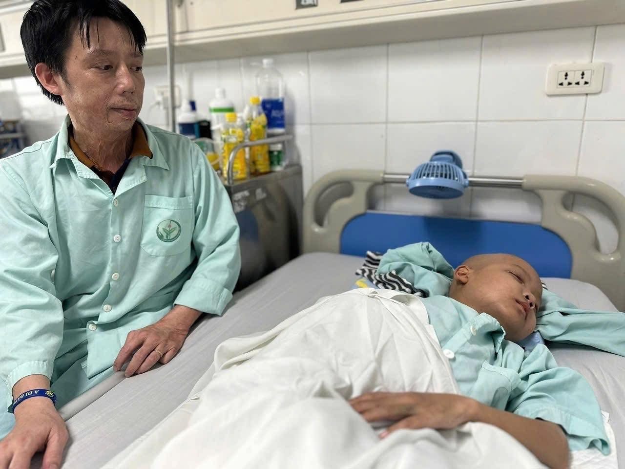 Bố nghèo “cắm” nhà để chữa bệnh ung thư máu cho con trai, gánh nợ cả tỷ đồng