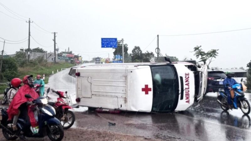 Nhiều người bị thương sau vụ xe cứu thương quay vòng, lật nghiêng khi va với ô tô con