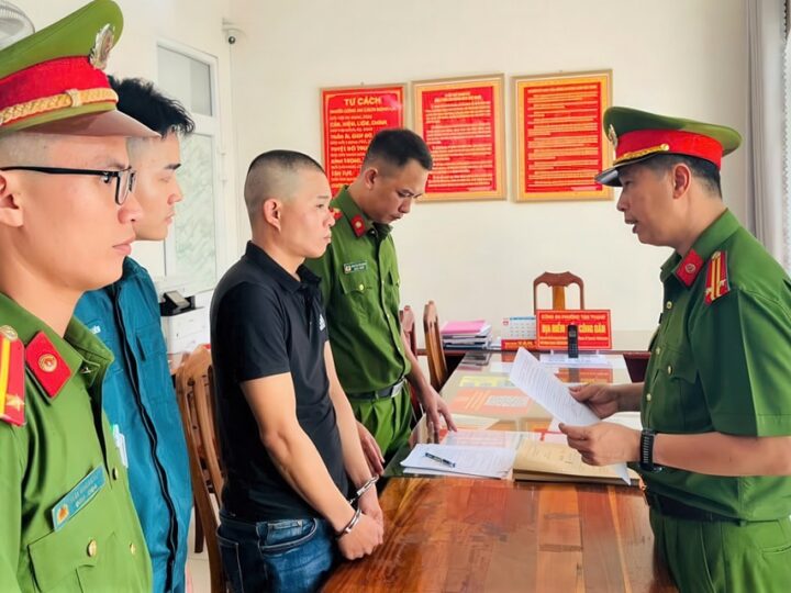 Nhẫn tâm lừa đổi vé số giả trúng thưởng, chiếm đoạt tiền của người khuyết tật