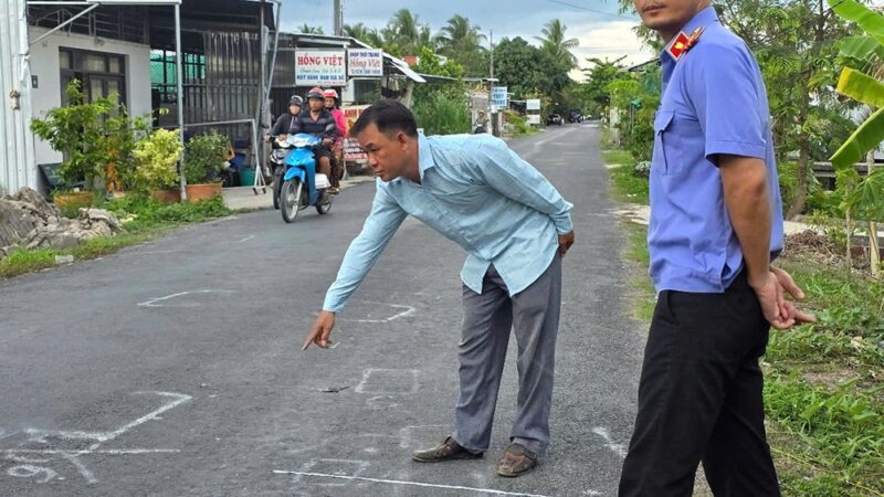 Điều tra viên cùng nhân chứng tới hiện trường vụ nữ sinh tử vong ở Vĩnh Long
