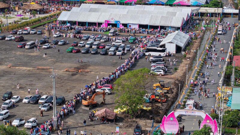 Hàng vạn người xếp hàng 3km giữa trưa nắng chờ chiêm bái xá lợi Phật trong 1 phút