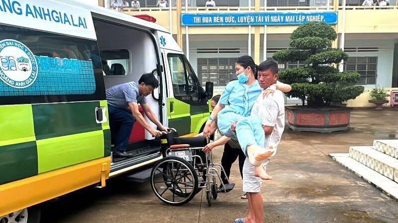 Thí sinh gặp nạn, được đưa đến điểm thi tốt nghiệp THPT 2025 bằng xe cấp cứu