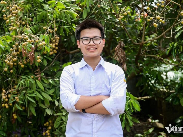 BỐ PHỤ HỒ, MẸ KHÔNG BIẾT CHỮ, CON LÀ THỦ KHOA TOÀN QUỐC THI TỐT NGHIỆP THPT 2025