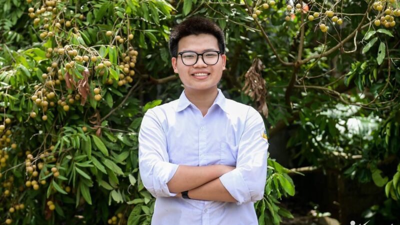 BỐ PHỤ HỒ, MẸ KHÔNG BIẾT CHỮ, CON LÀ THỦ KHOA TOÀN QUỐC THI TỐT NGHIỆP THPT 2025