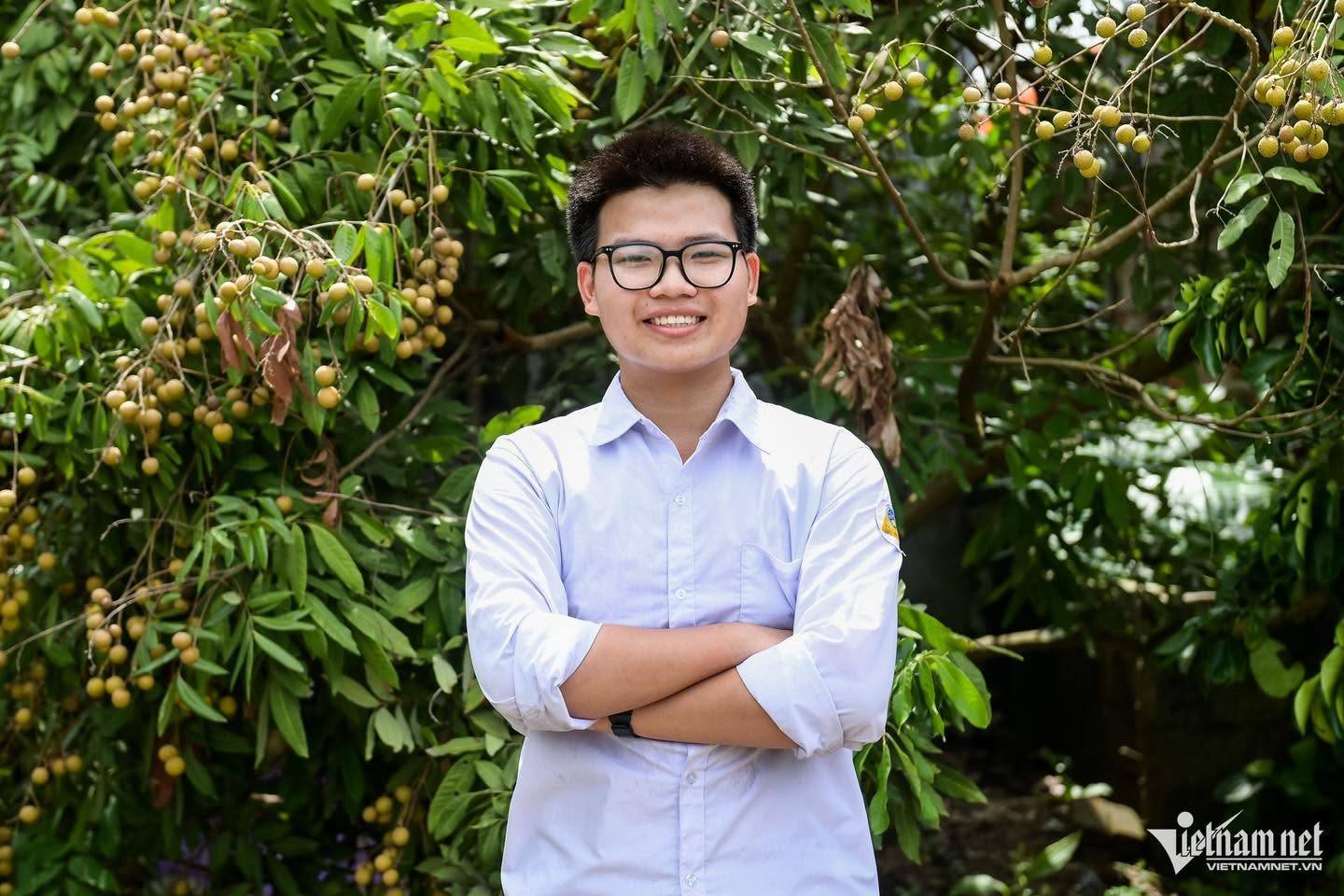 BỐ PHỤ HỒ, MẸ KHÔNG BIẾT CHỮ, CON LÀ THỦ KHOA TOÀN QUỐC THI TỐT NGHIỆP THPT 2025
