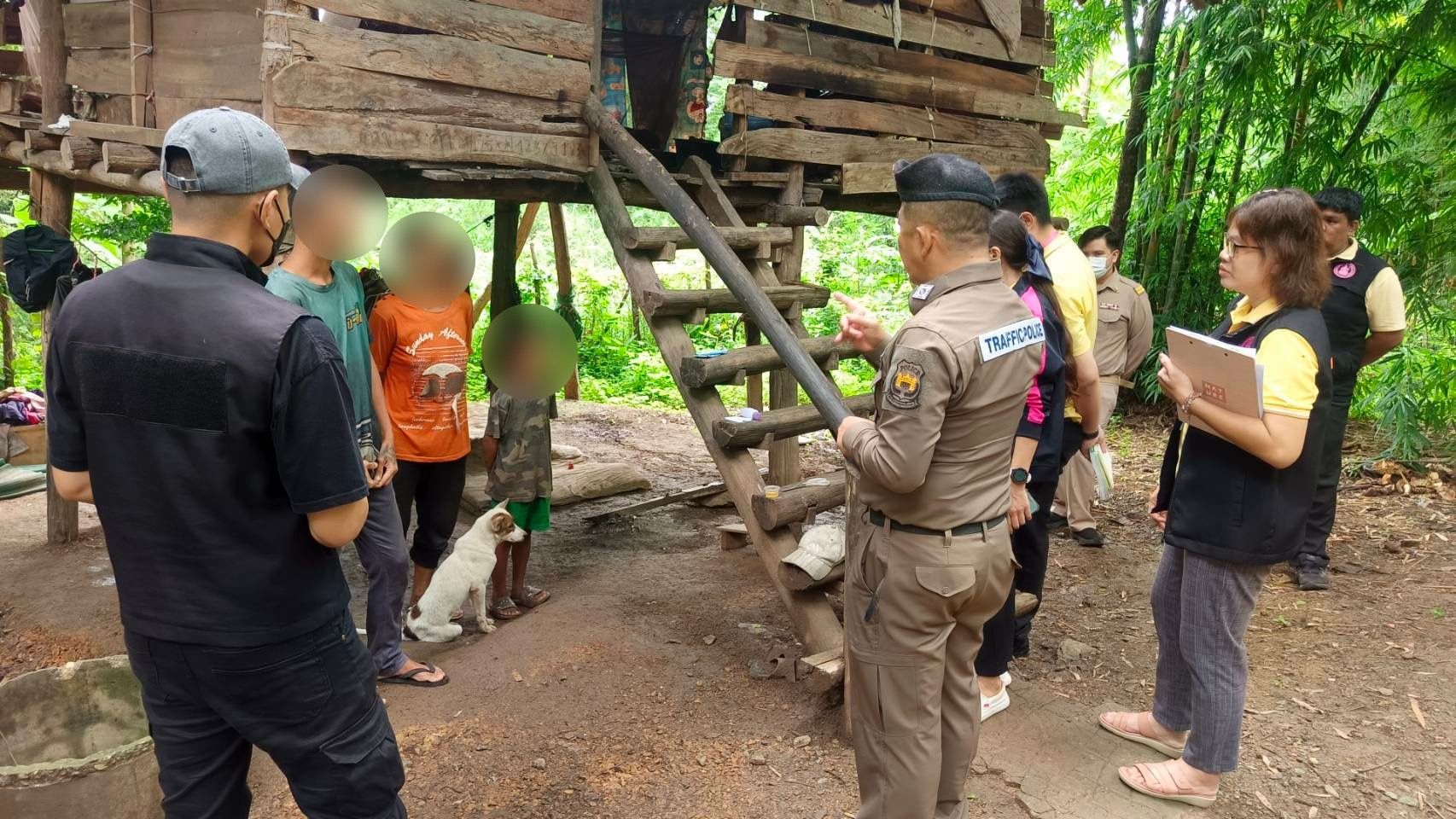Chấn động: Bị mẹ bỏ rơi, bé trai 8 tuổi sống cùng đàn chó, không biết nói chuyện như người