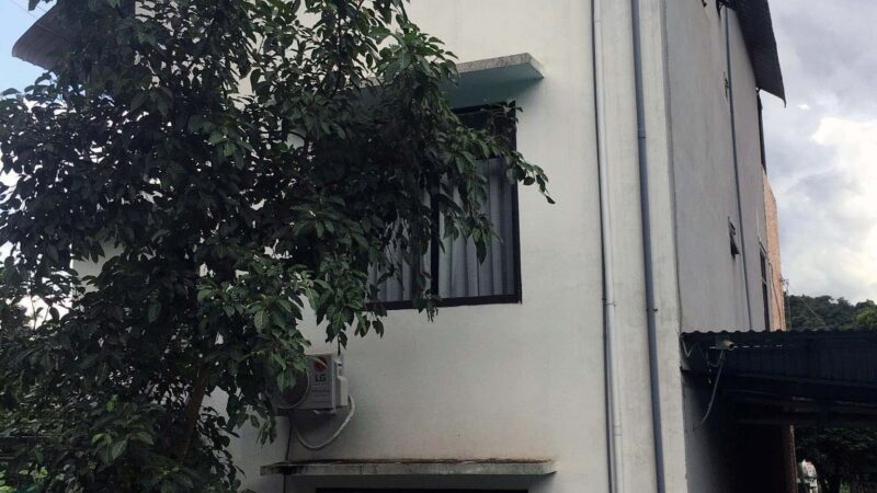 Đi du lịch cùng với gia đình tại Ninh Bình, cháu bé 4 tuổi bị ngã từ tầng 2 khách sạn do cửa sổ không có song chắn