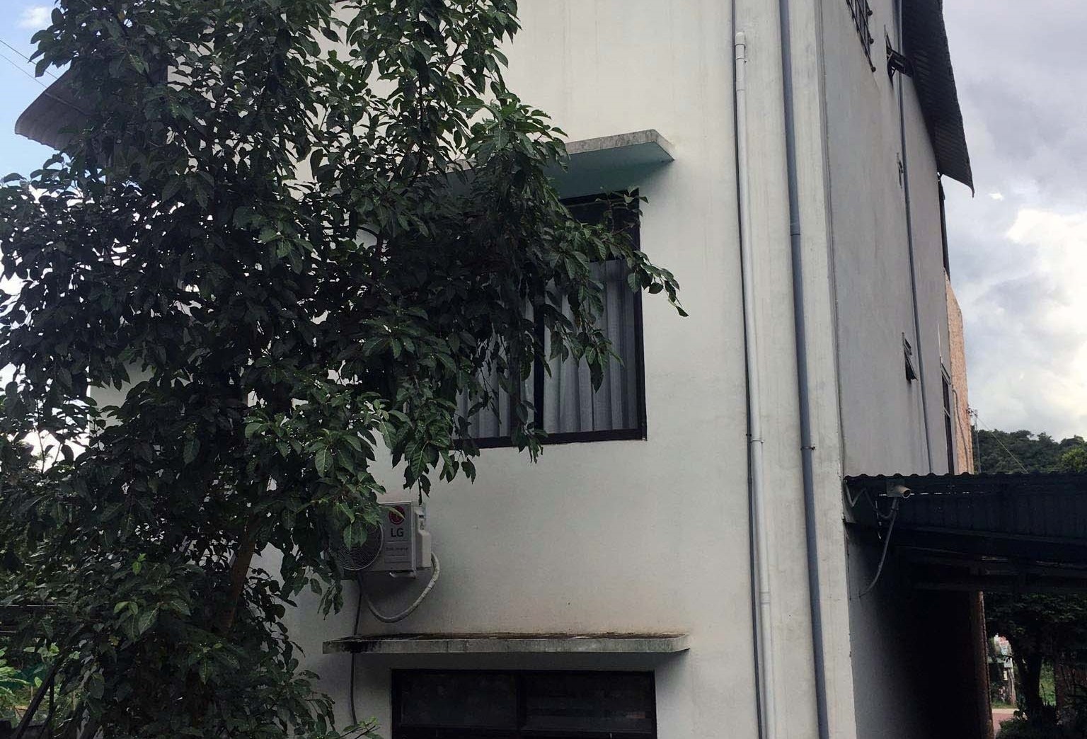 Đi du lịch cùng với gia đình tại Ninh Bình, cháu bé 4 tuổi bị ngã từ tầng 2 khách sạn do cửa sổ không có song chắn