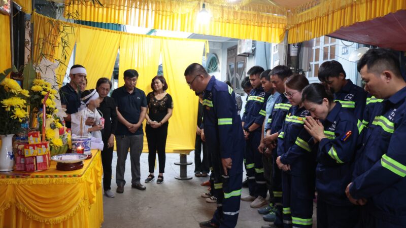 Đội cứu hộ cứu nạn 116 khóc nghẹn trong tang lễ người cha đơn thân tử nạn khi tắm biển Hòn Gai: “Đó là điều cuối cùng chúng tôi có thể làm”