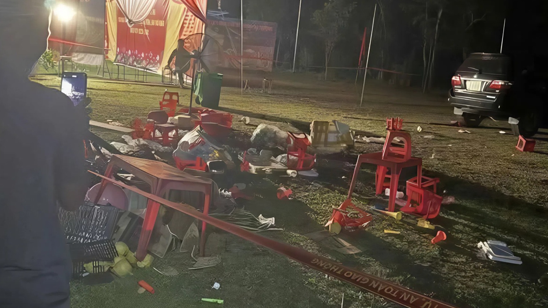 Ô tô bất ngờ lùi vào đám đông xem văn nghệ, nhiều người thương vong