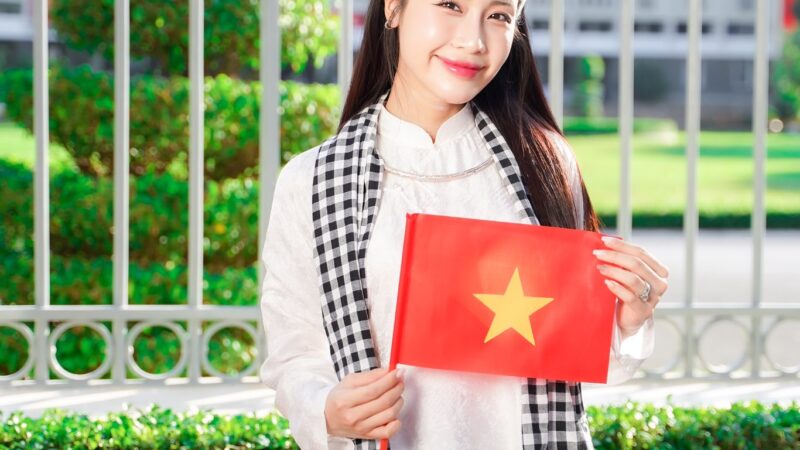 Danh tính cô gái SN 1998, tốt nghiệp RMIT làm đại biểu khối doanh nhân tham gia diễu hành tại A80
