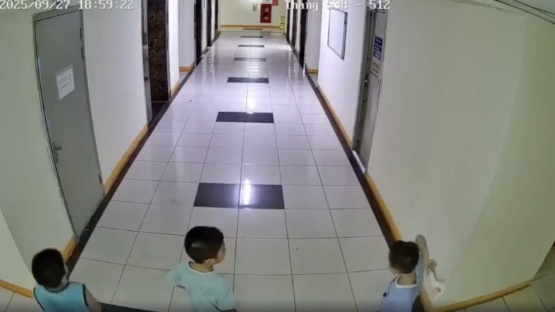 Tranh cãi vụ cháu bé ở Hà Nội ném dép trúng van nước chung cư khiến 4 thang máy lênh láng, hư hỏng