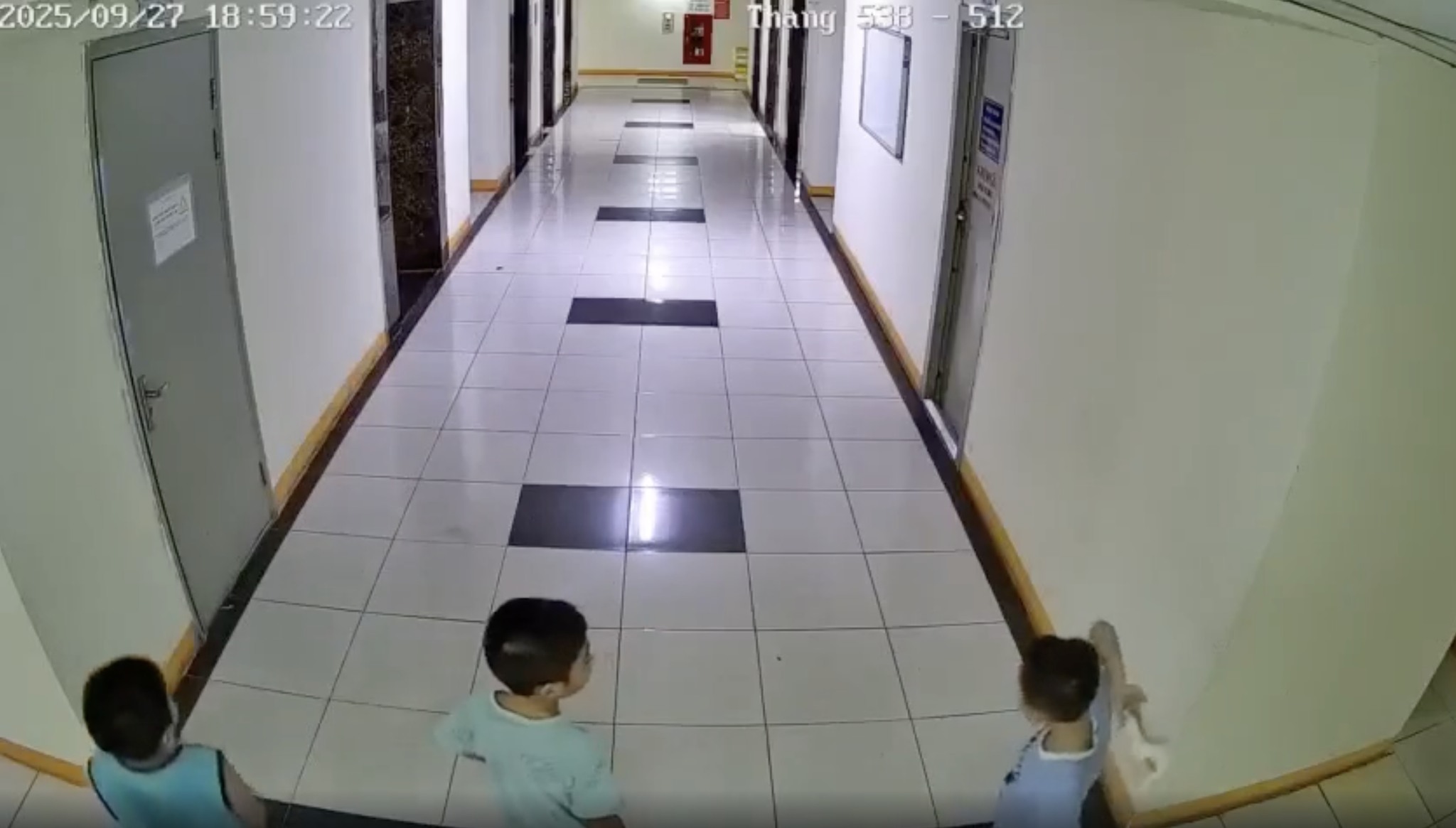 Tranh cãi vụ cháu bé ở Hà Nội ném dép trúng van nước chung cư khiến 4 thang máy lênh láng, hư hỏng
