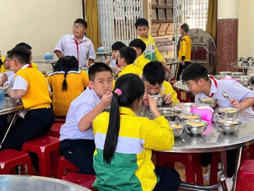 Phụ huynh Hà Nội phát hiện thịt, trứng cút bốc mùi tuồn vào trường học