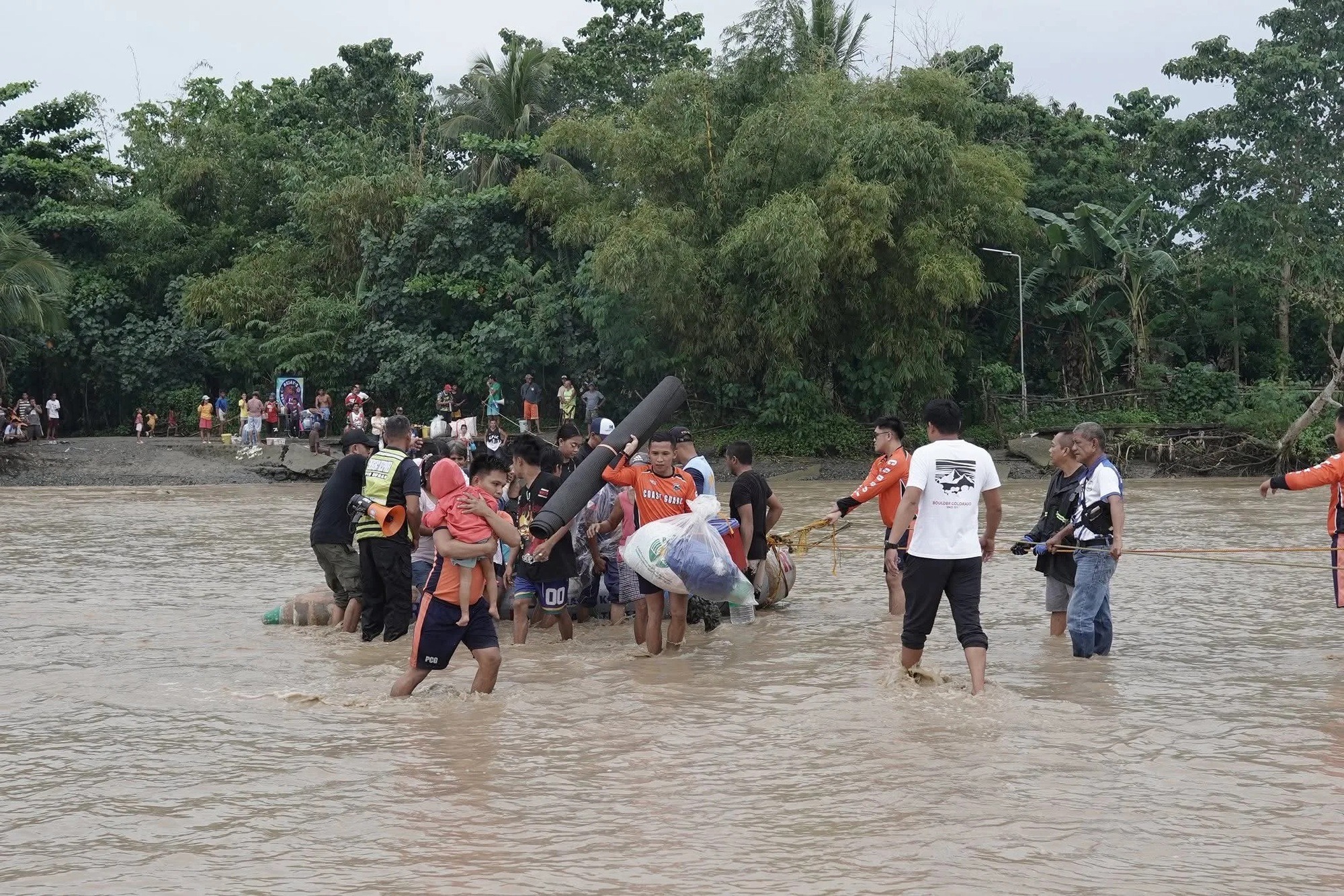 Bão Kalmaegi đổ bộ, đi đúng đường siêu bão Haiyan, gây thiệt hại rất lớn ở Philippines